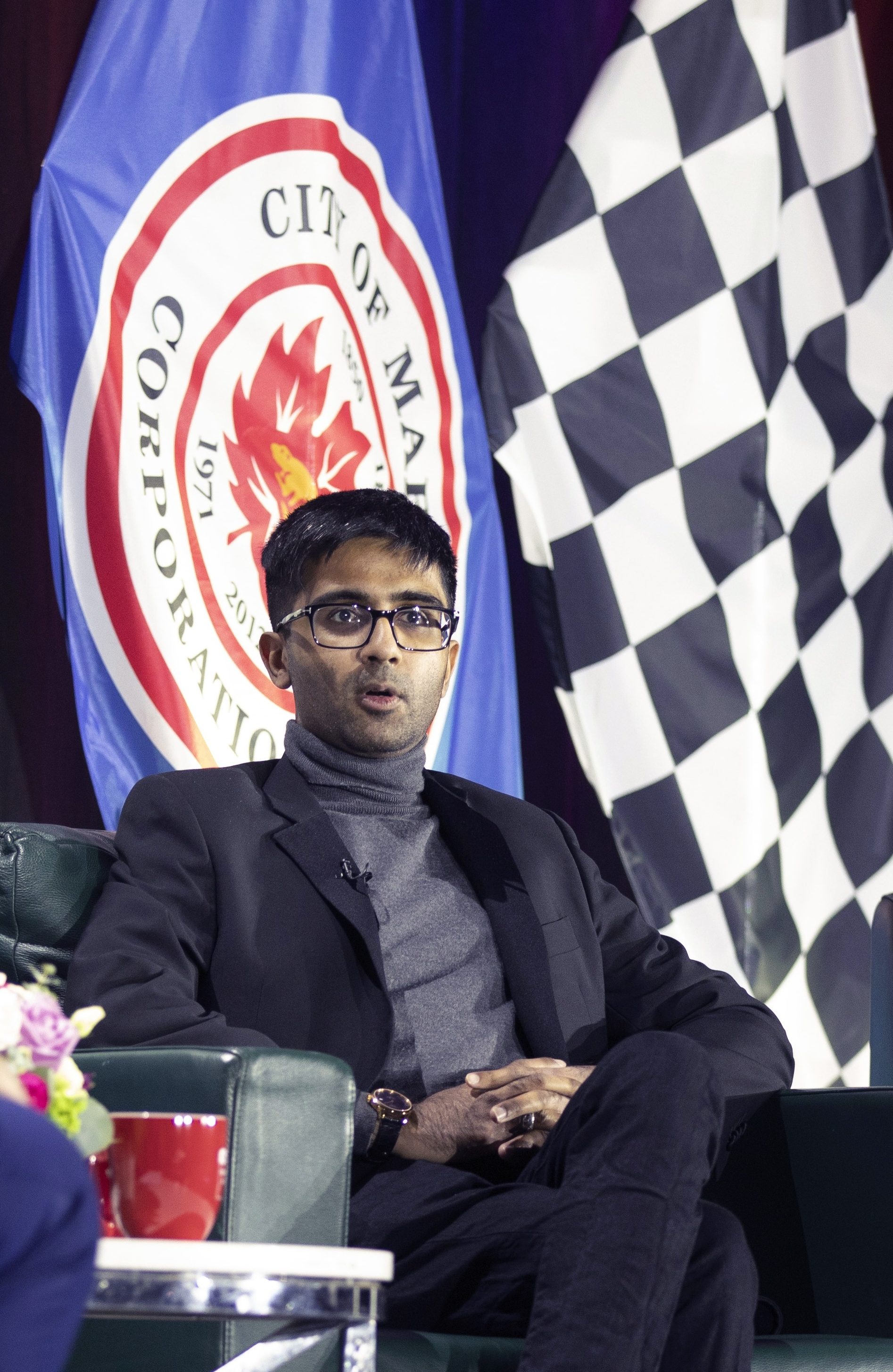 Shayan Lallani speaking with Mayor Frank Scarpitti about culinary tourism investment in Markham at the Mayor’s Annual Business Address and Luncheon 2025.